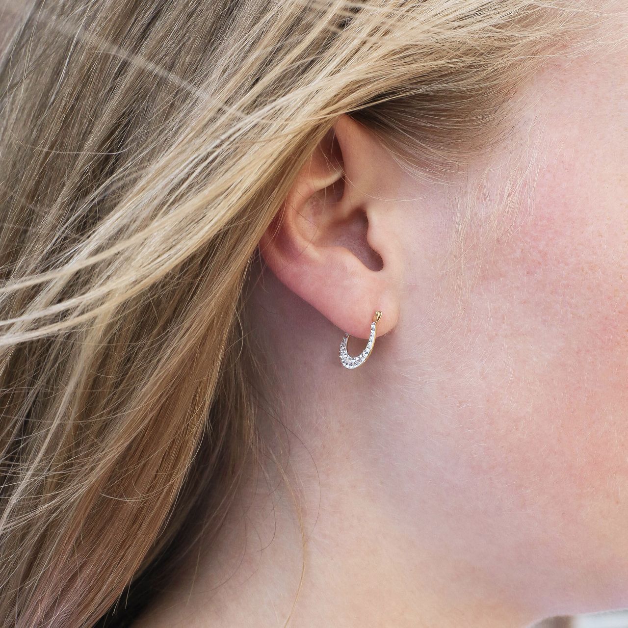 Ohrringe aus 375 Gold, oval, mit Kristall