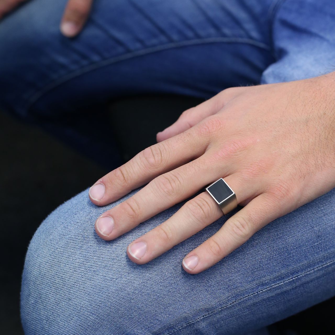 Gerecycled stainless steel heren zegelring mat met zwart