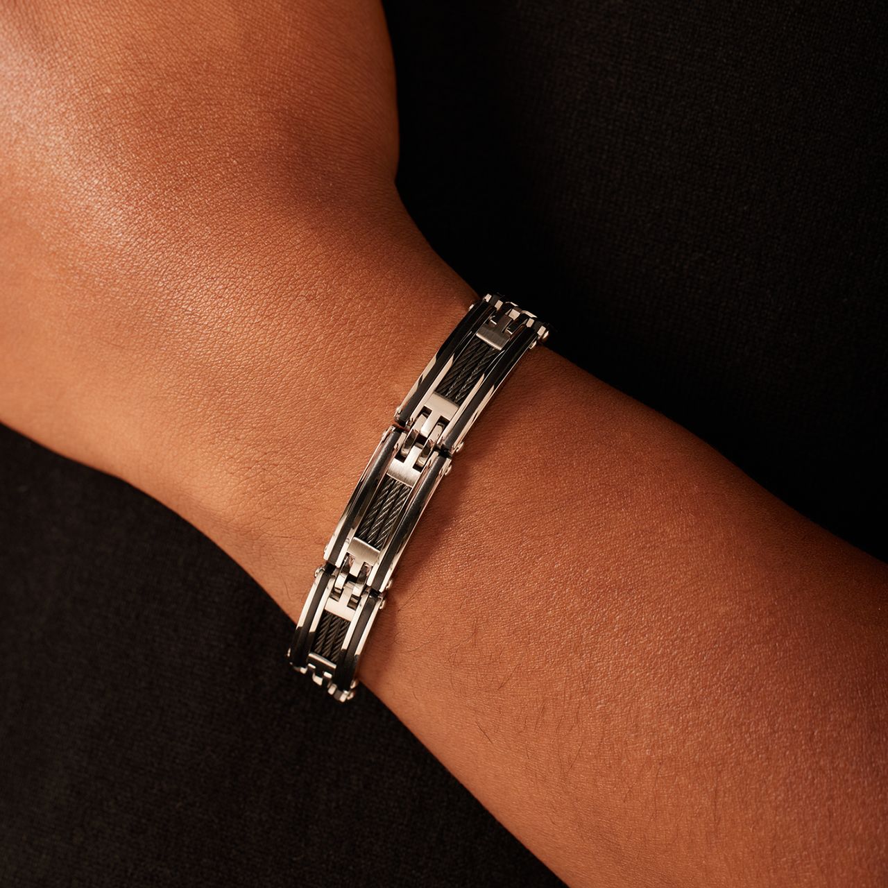 Gerecycled stalen armband mat met zwarte accenten en kabels
