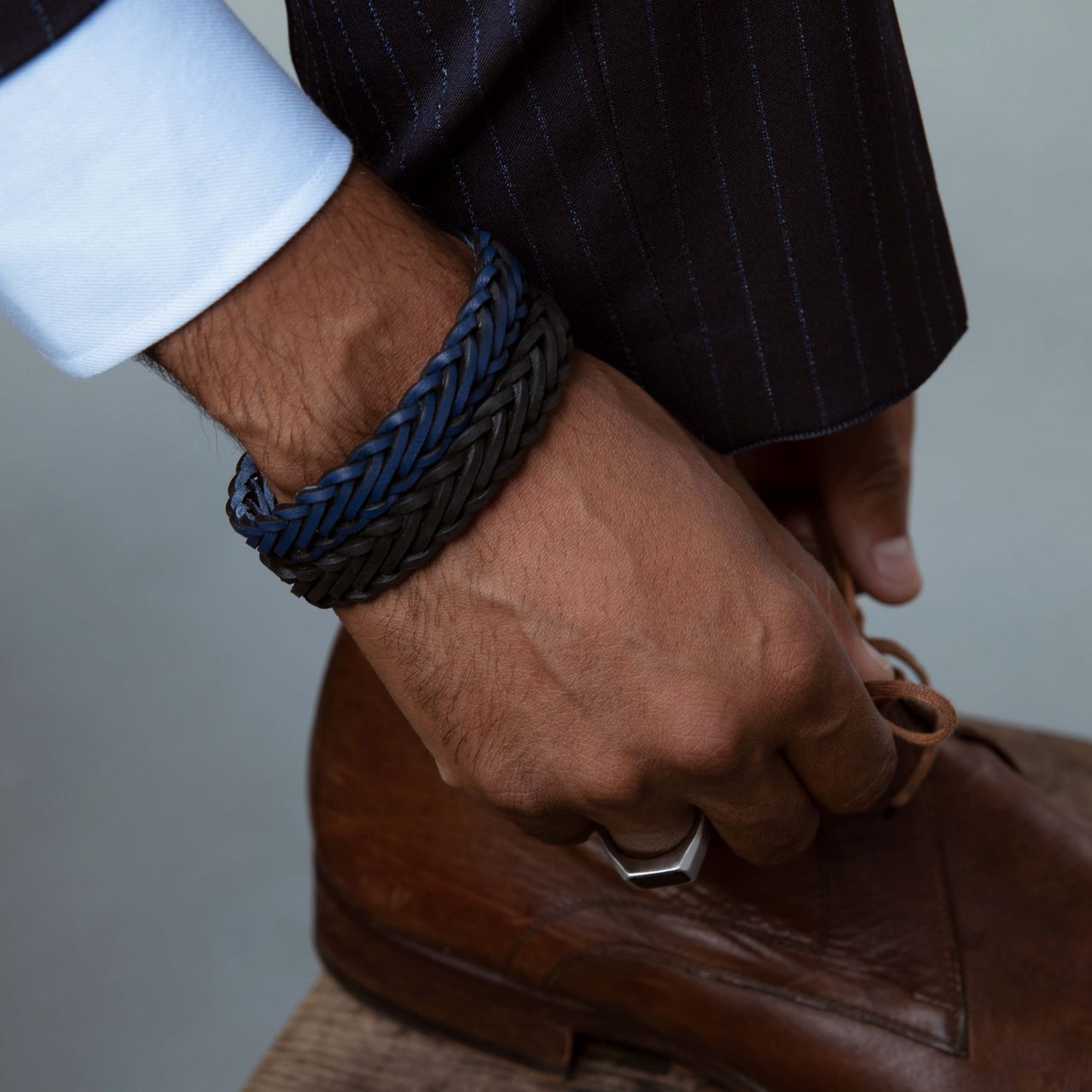 Herrenarmband aus Edelstahl mit geflochtenem, dunkelblauem Leder