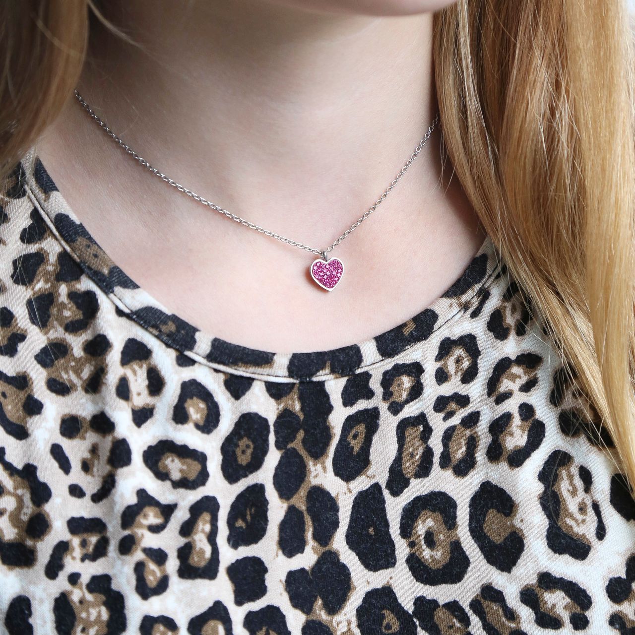 Gerecycleerd stainless steel kinderketting hart met fuchsia kristal