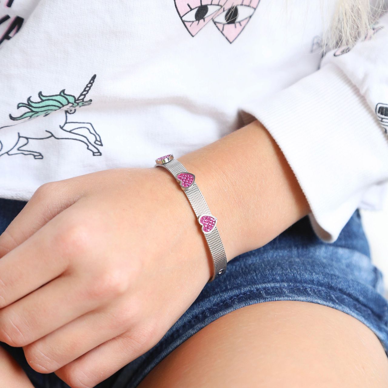 Gerecycleerd stainless steel kinderarmband hart met fuchsia kristal