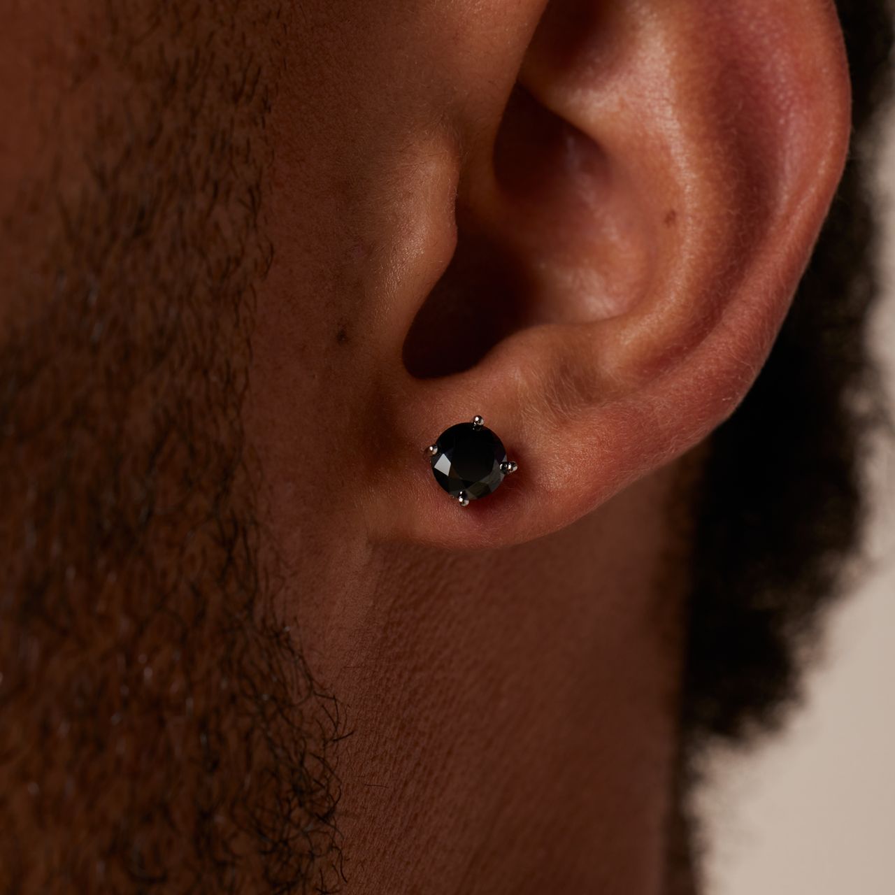 Zilveren oorknoppen met zwarte zirkonia rond 6mm voor heren