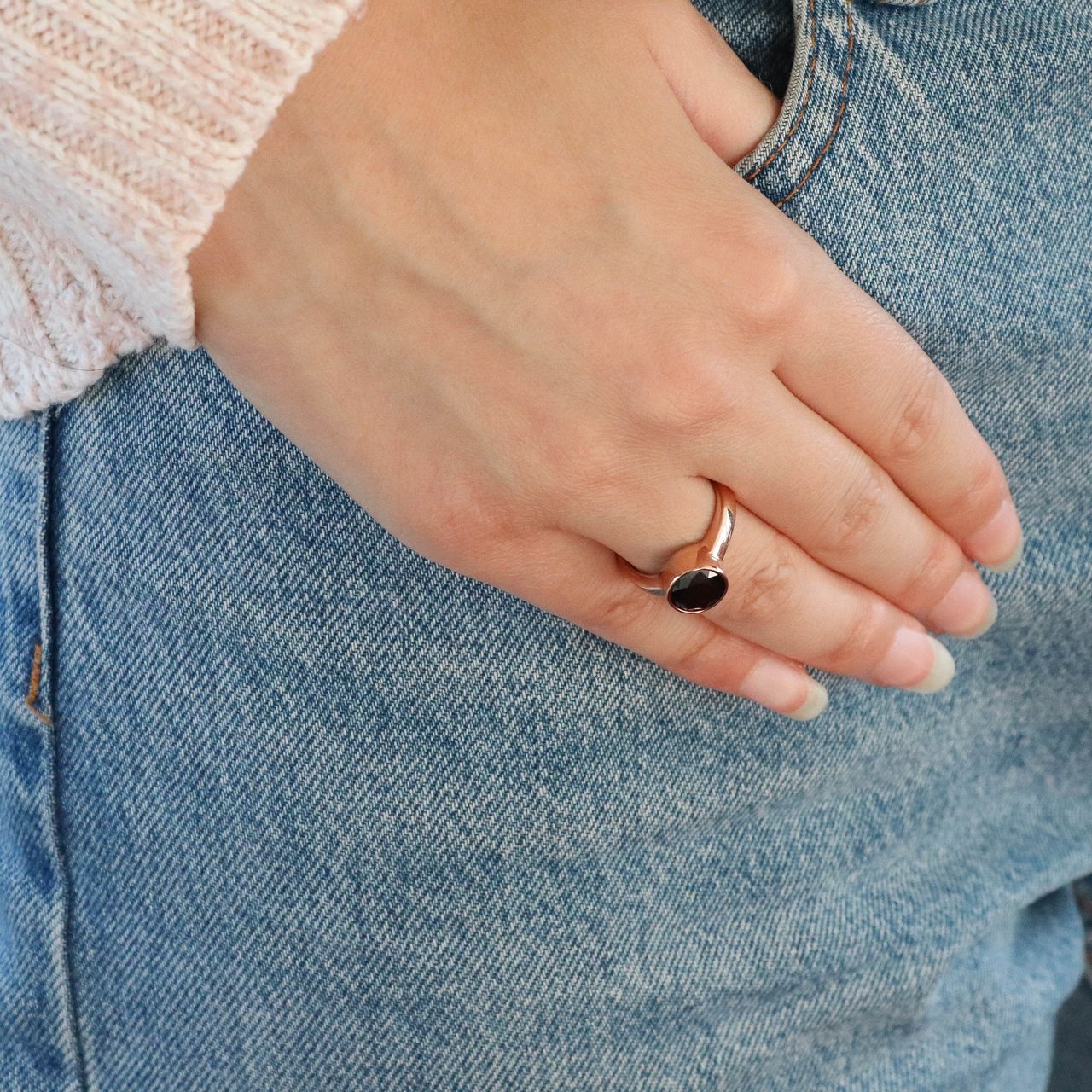 Gerecycleerd stainless steel ring roseplated met zwarte zirkonia