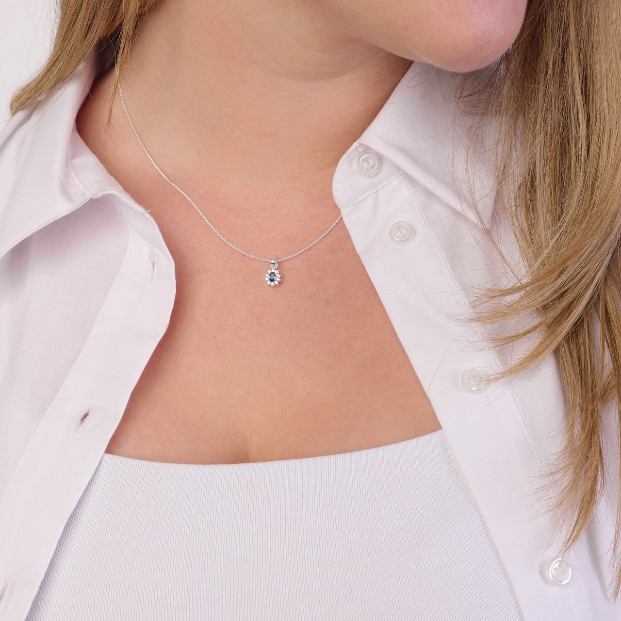 Halskette aus 925er Silber mit saphirblauen Zirkoniasteinen besetztem Anhänger