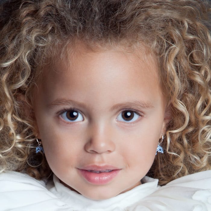 Silberne Kinderohrringe Delphin l. Saphir-Kristall