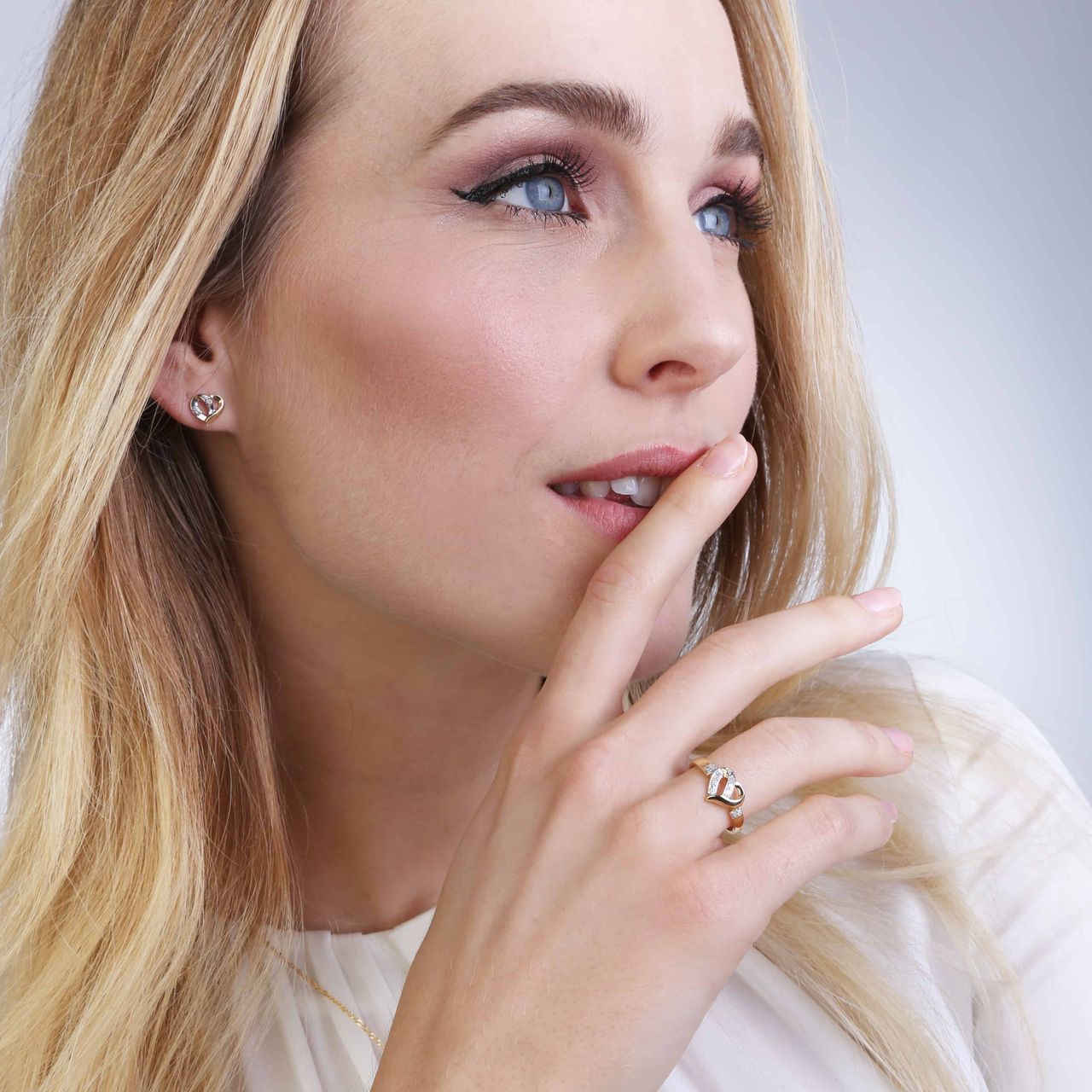 Diamond Luxury 14 karaat geelgouden oorknoppen hart met 4 diamanten voor dames