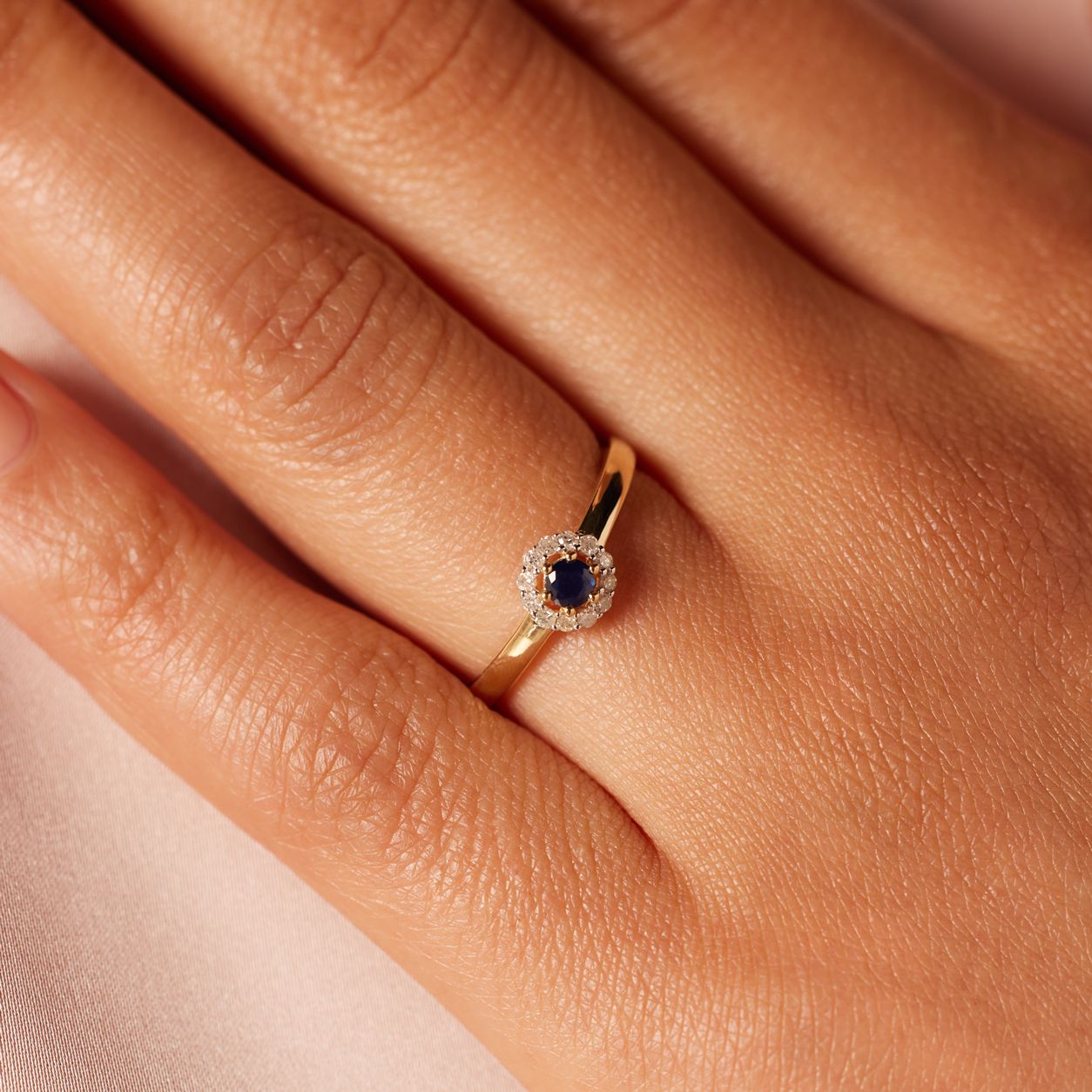 14K geelgouden ring saffier en 12 diamanten 0,08ct