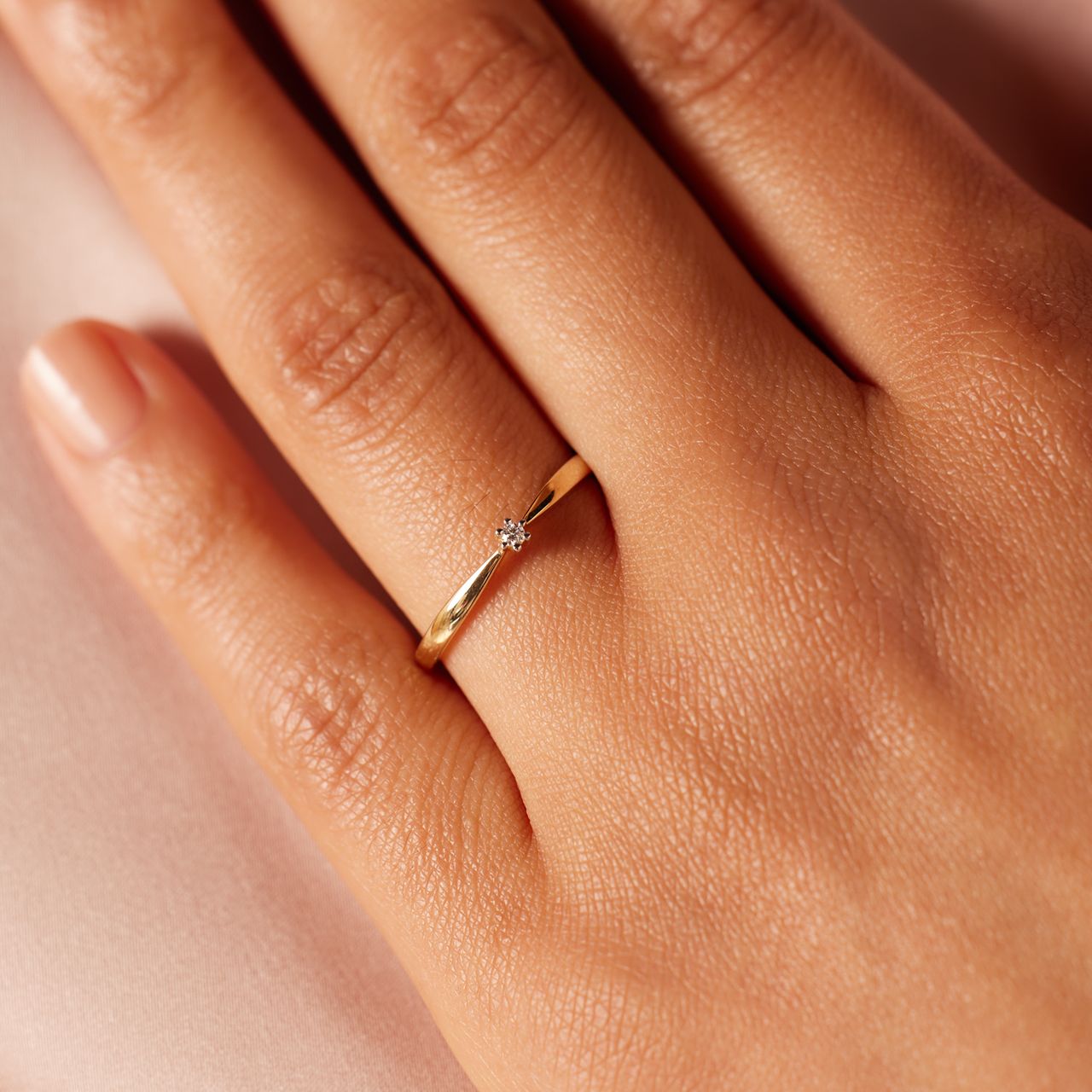 Gelbgoldener Solitärring mit Diamant (0,02ct).