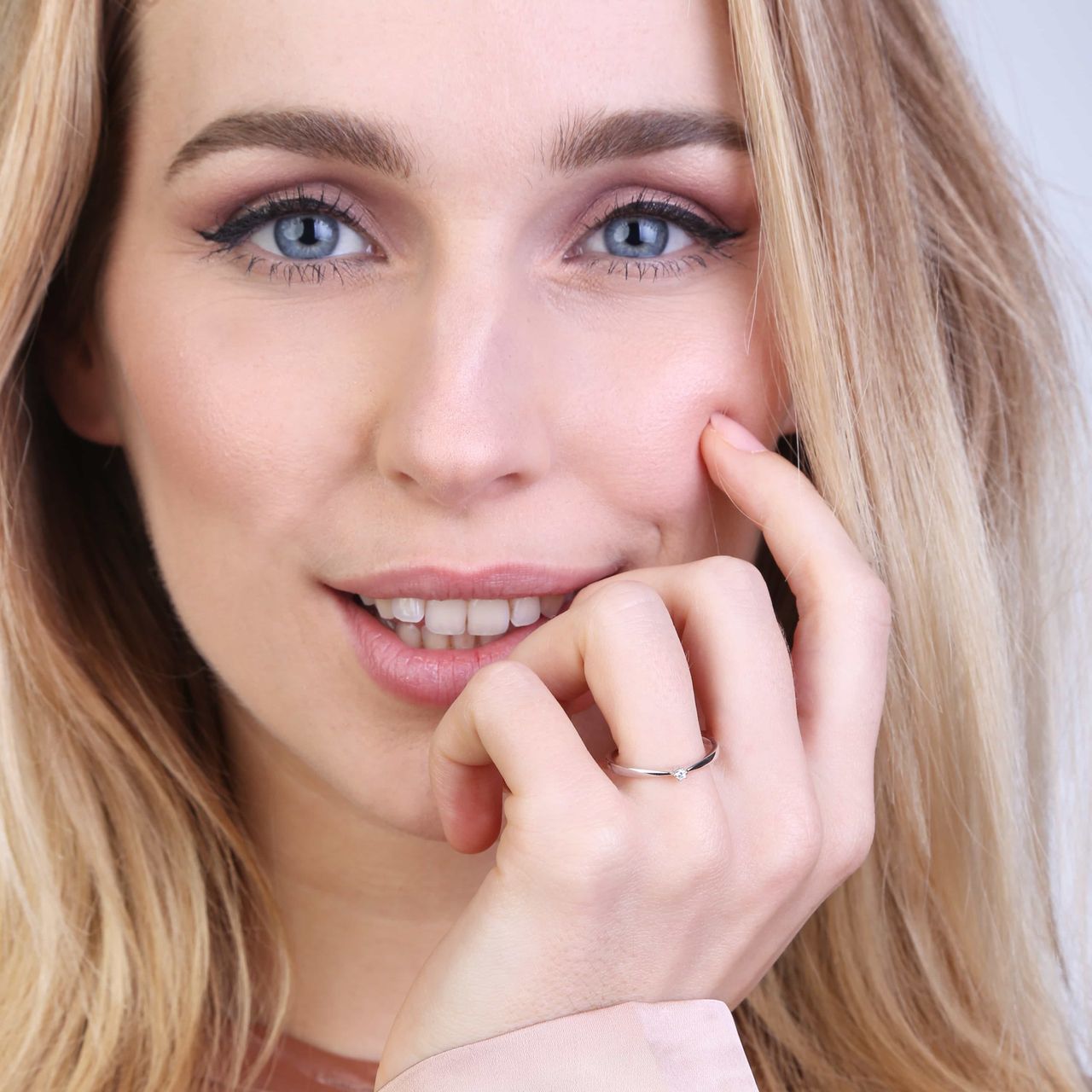 Witgouden solitair ring met diamant (0,04ct.)