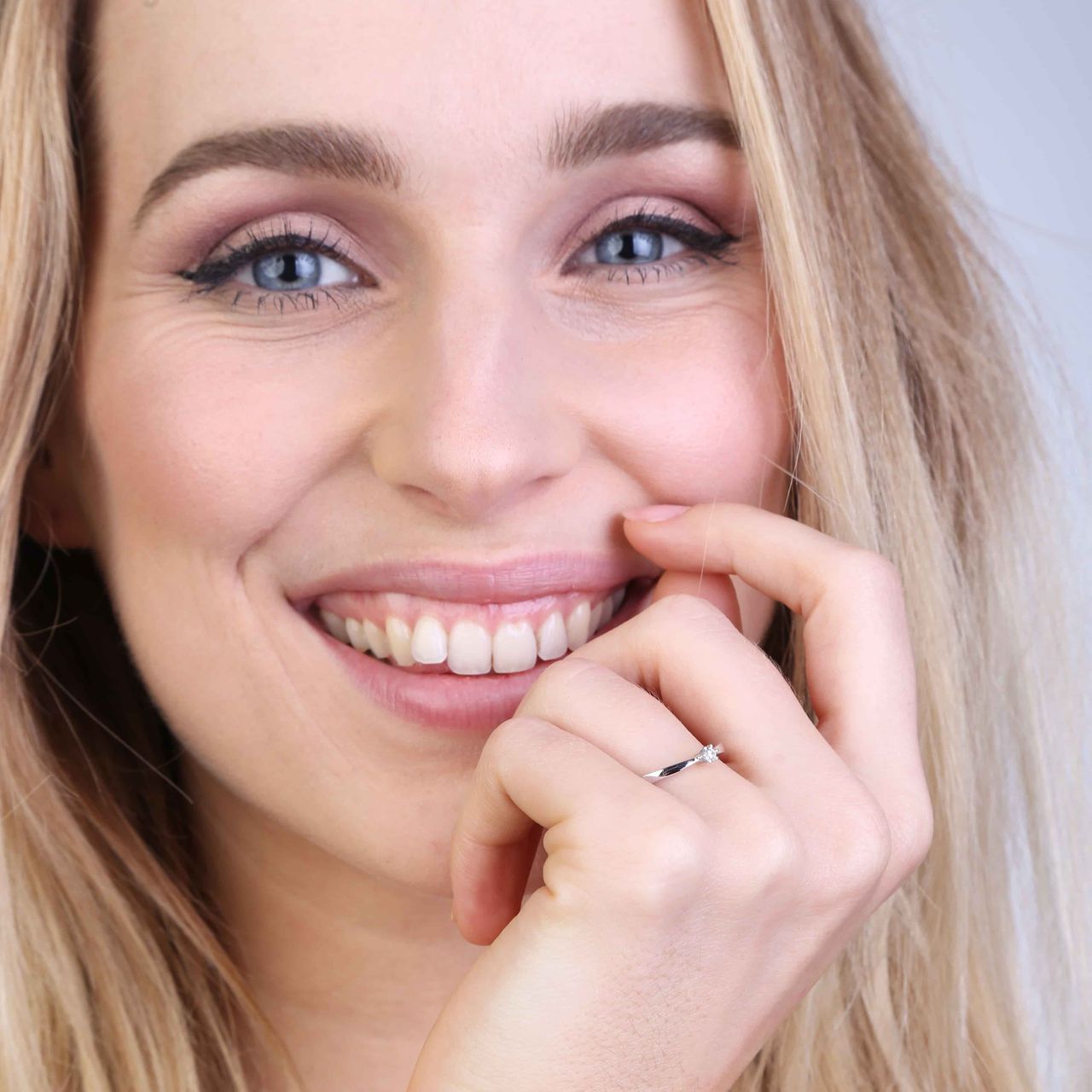 Weißgoldener Solitärring mit Diamant (0,12 ct).
