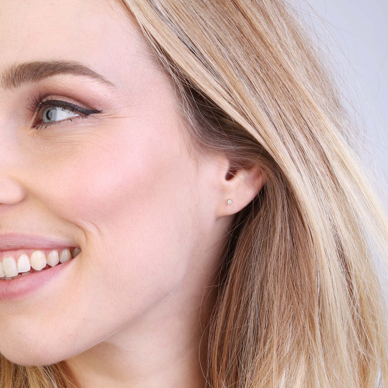 Geelgouden solitair oorbellen diamant (0,04ct.)