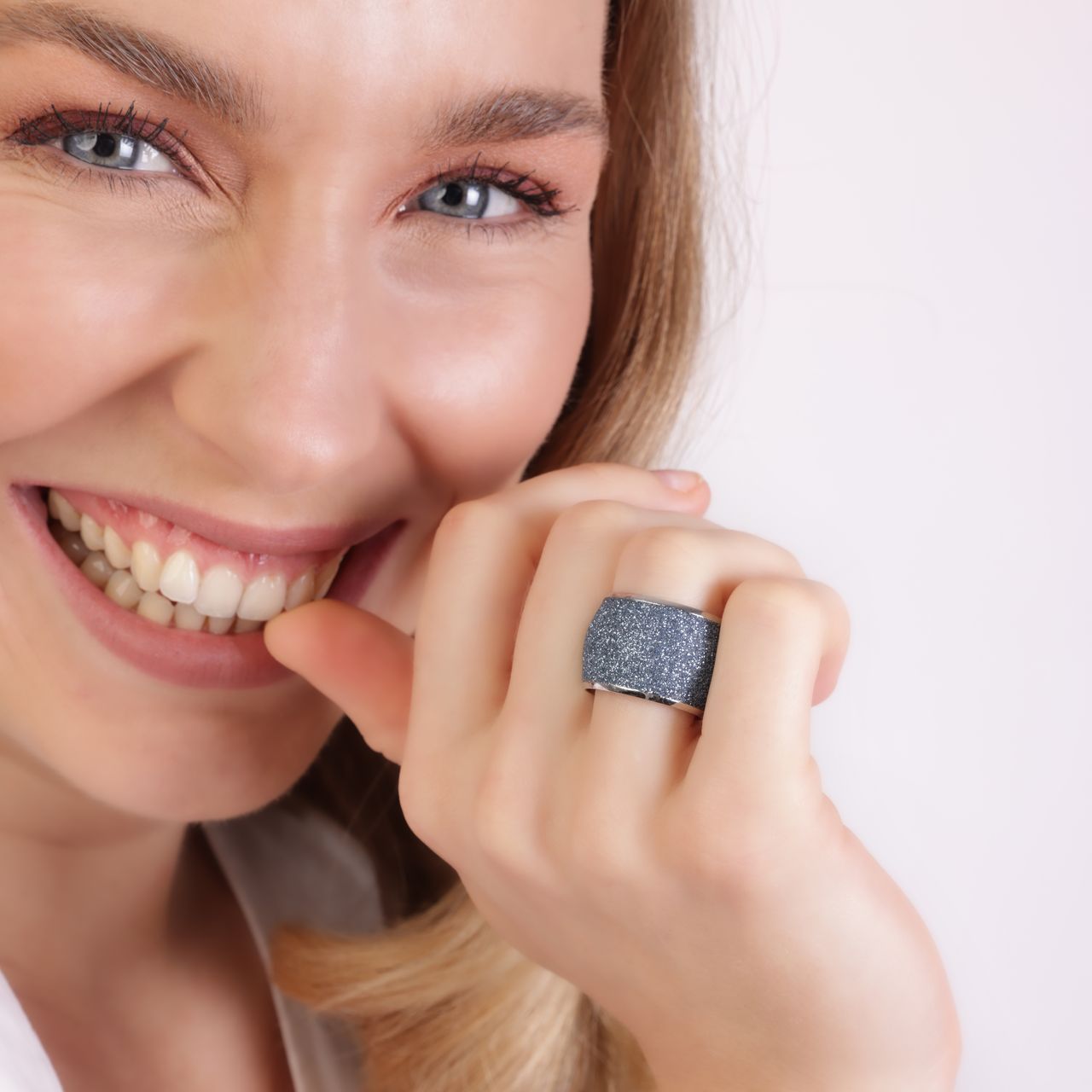 Stainless steel ring met blue mineral powder