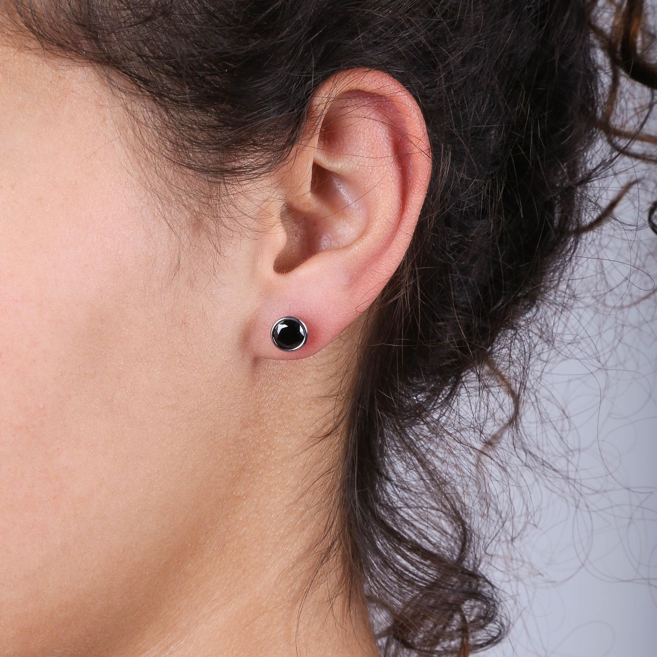 Gerecycleerd stalen oorbellen met zwarte zirkonia