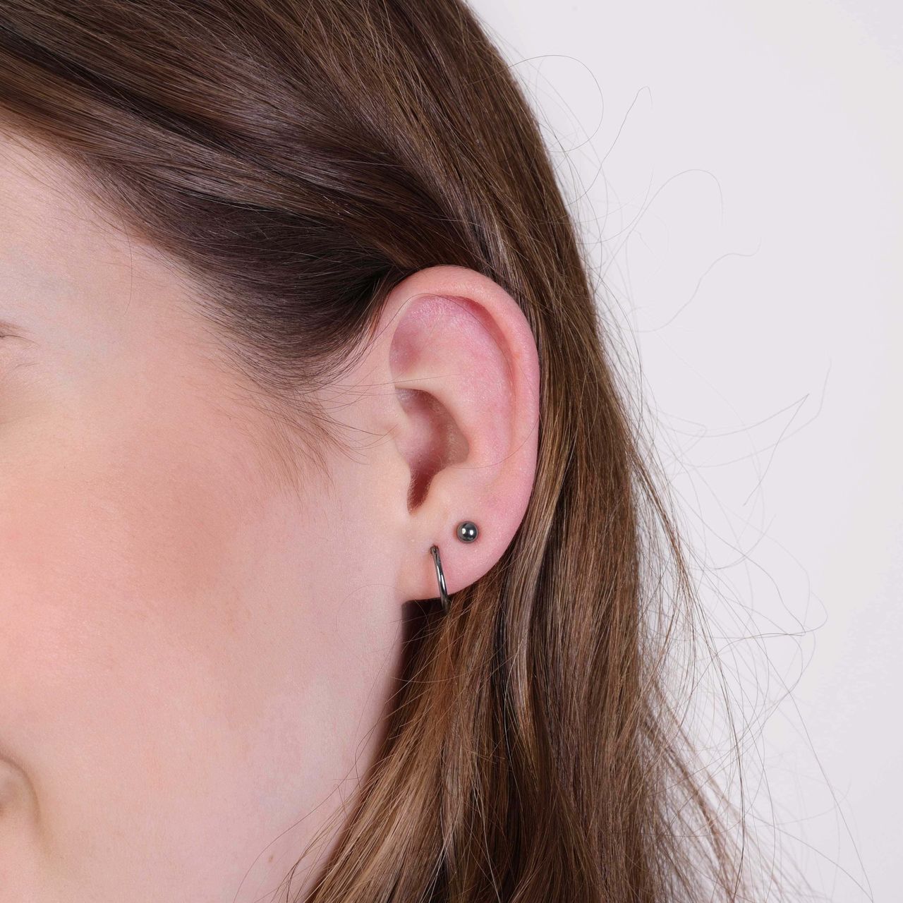 Zilveren oorknoppen bol blackplated 4mm voor dames