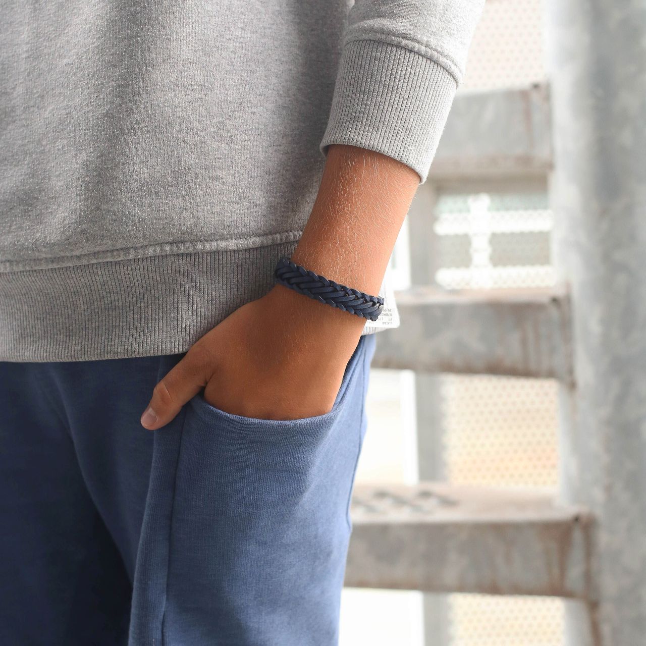 Jungenarmband aus Edelstahl, geflochten mit blauem Leder