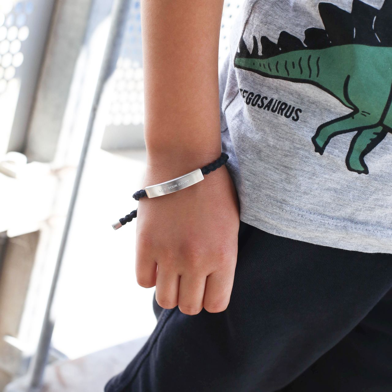 Gerecycleerd stalen jongens plaatarmband zwart met tekst