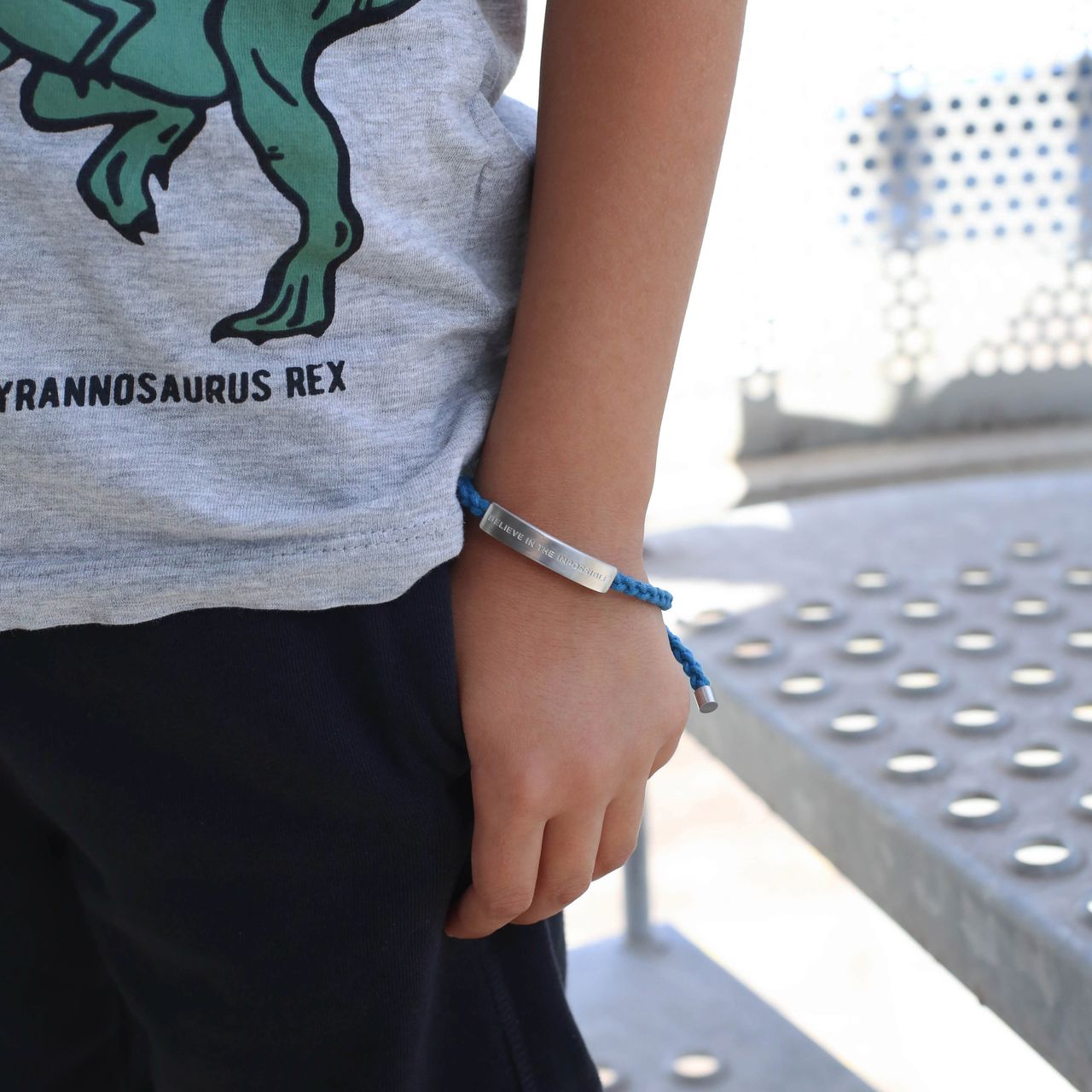Gerecycled stalen jongens plaatarmband donker blauw met tekst
