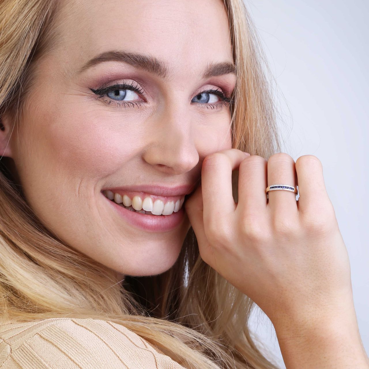 14Kgeelgouden ring saffier en diamant 0,06ct