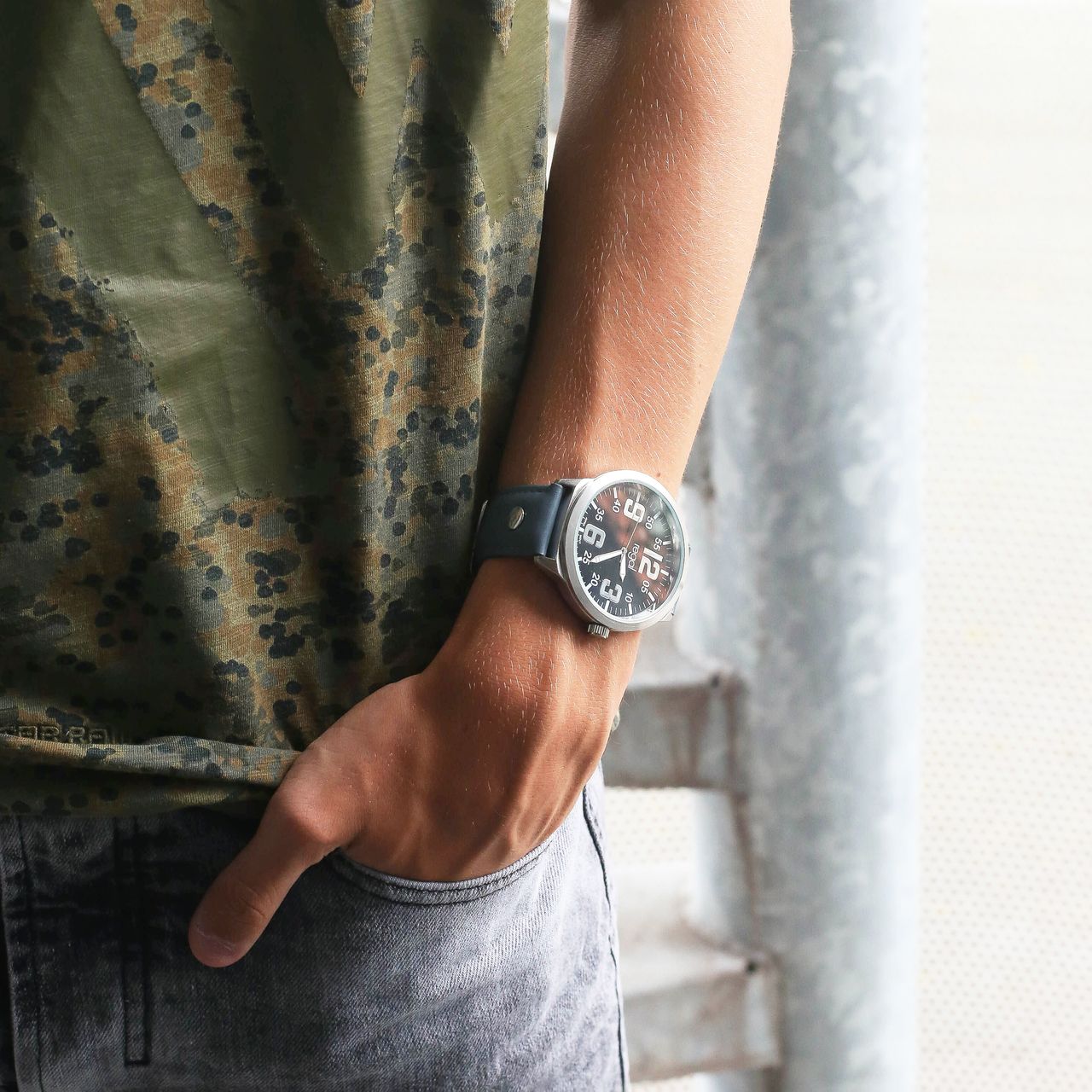 Regal horloge XL met een grijze pu leren band