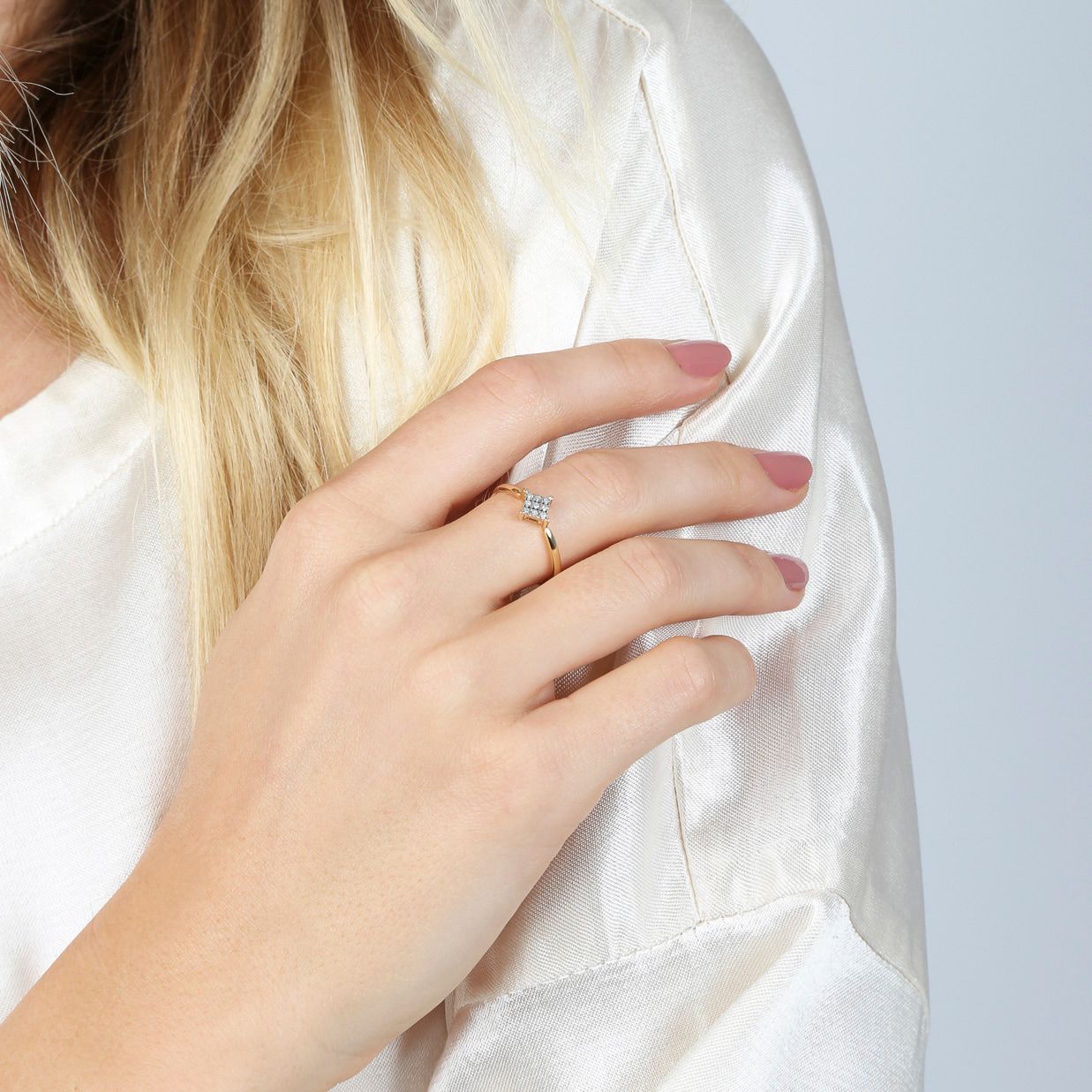 14 Karaat geelgouden ring met 9 diamanten 0,04ct