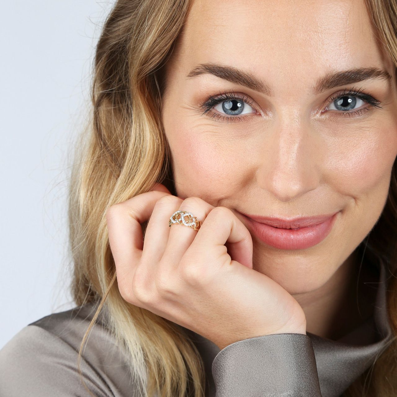 14 Karaat geelgouden ring met 28 diamanten 0,13ct