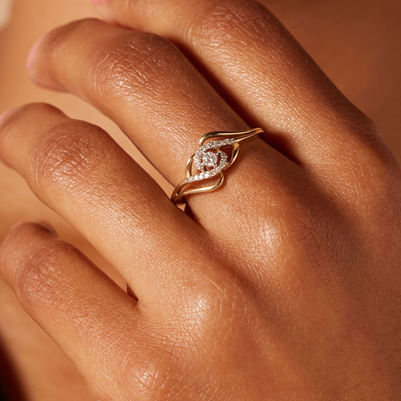 14 Karaat geelgouden ring met 19 diamanten 0,13ct
