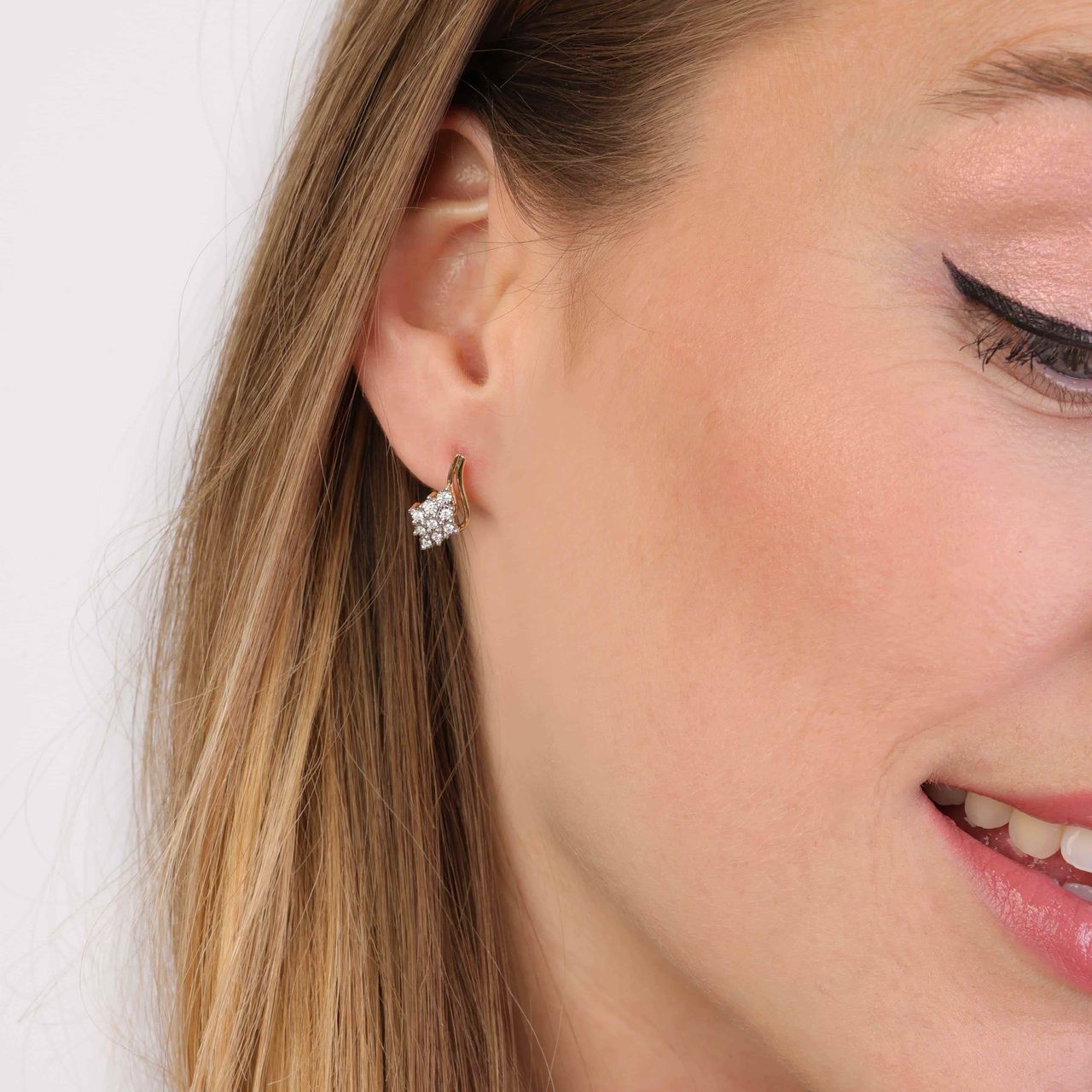 14K gouden oorbellen entourage met diamant 0,16