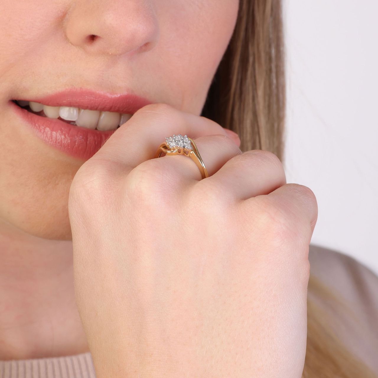 14 karaat geelgouden ring entourage 9 diamanten 0,08ct