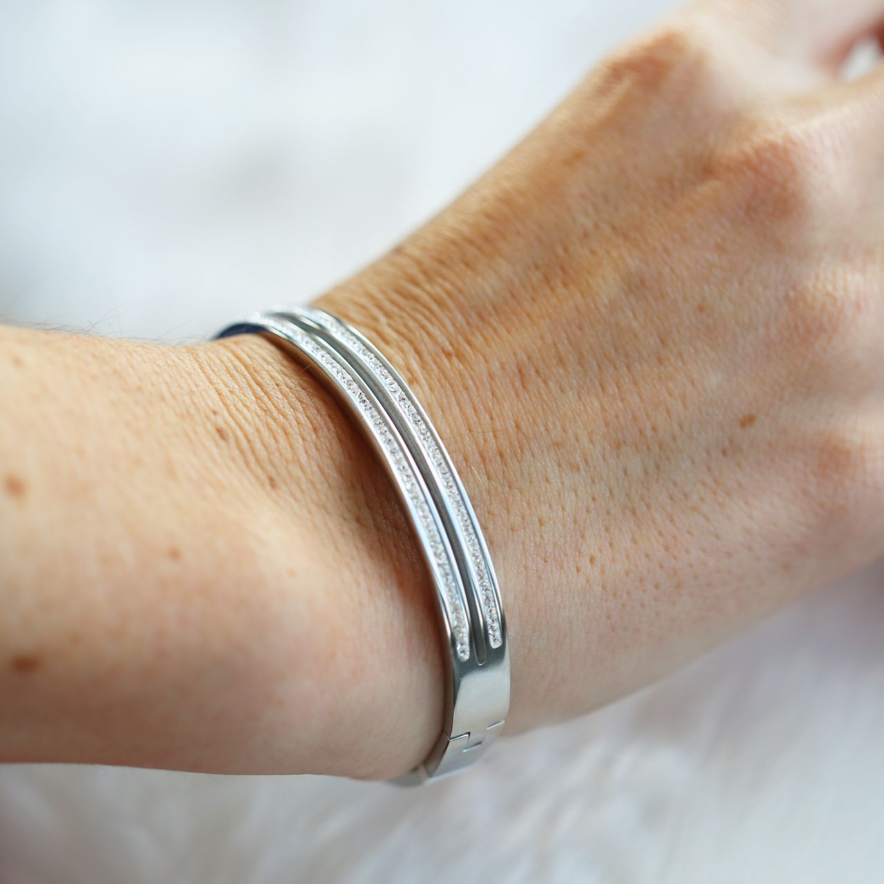 Gerecycleerd stainless steel armband bangle opengewerkt met kristal