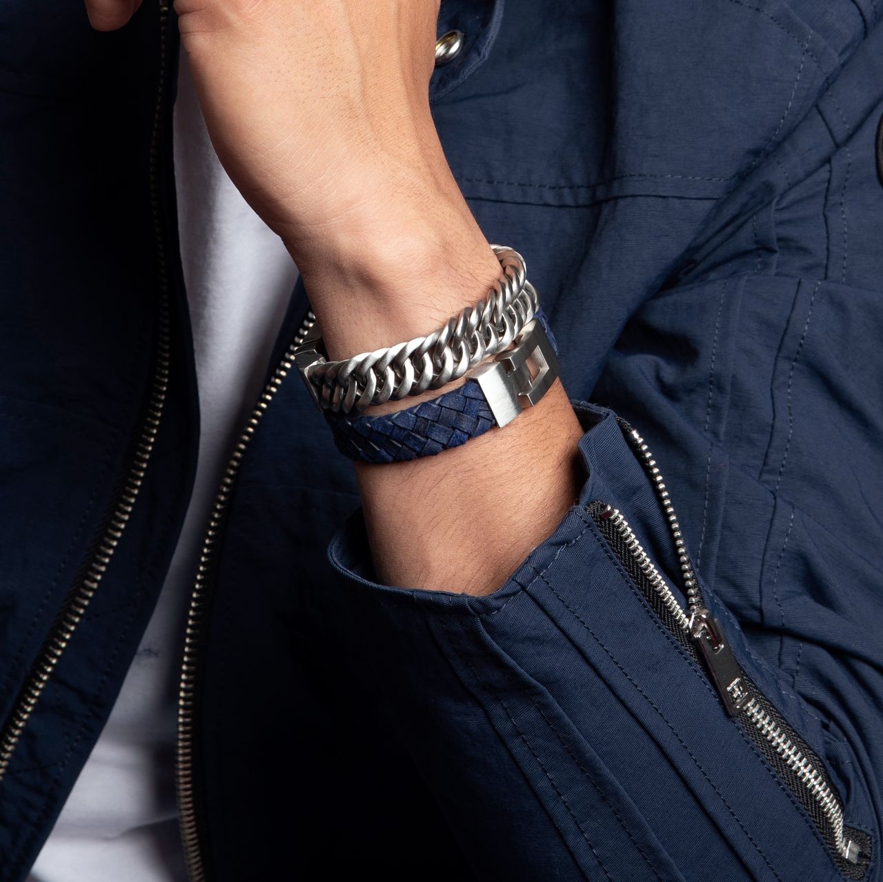 Herrenarmband aus Edelstahl mit geflochtenem, dunkelblauem Leder
