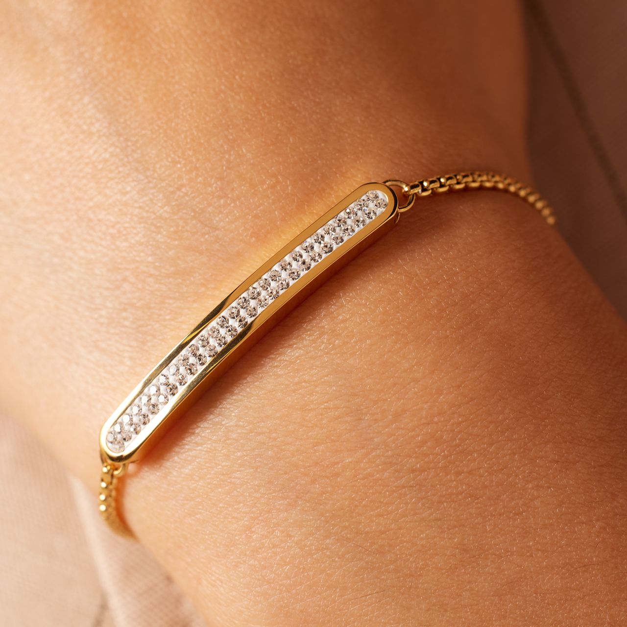 Gerecycleerd stainless steel plaatarmband goldplated wit kristal