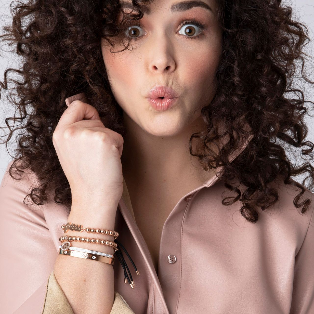 Guess stalen roséplated bangle met kristal voor dames