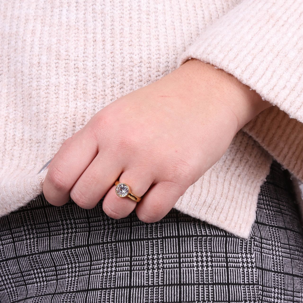 Gerecycled stalen ring goldplated met wit zirkonia