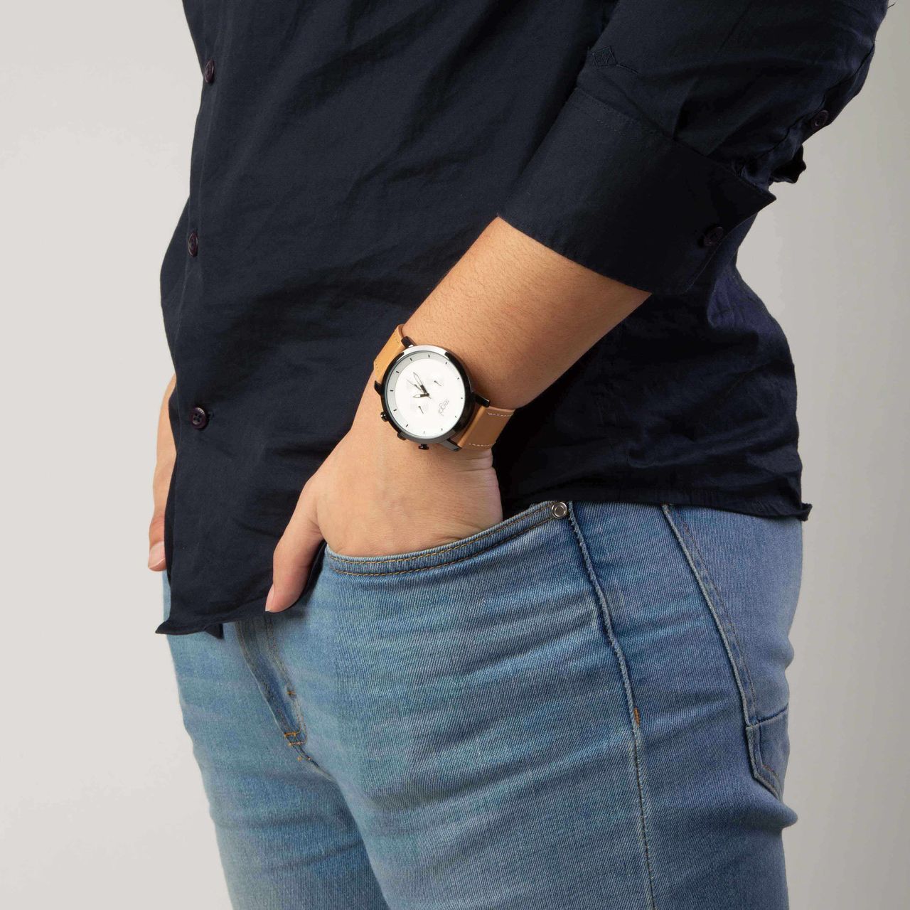 Regal horloge met een bruine pu leren band
