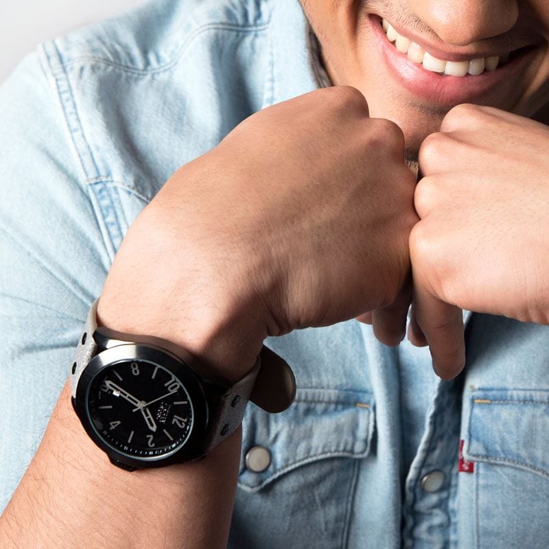 Urban Story Armbanduhr mit einem grauen Lederband