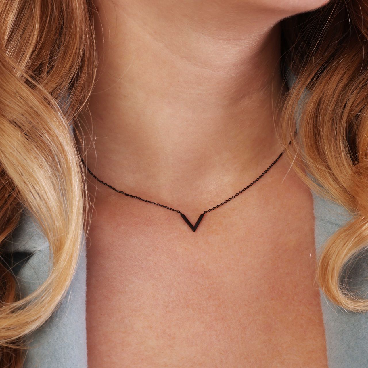 Silberne Kette mit V schwarz beschichtet