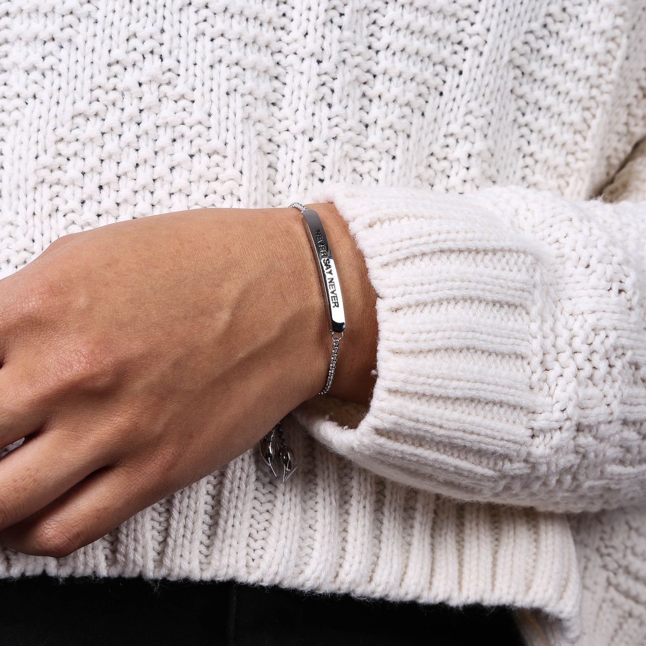Gerecycleerd stainless steel plaatarmband never say never