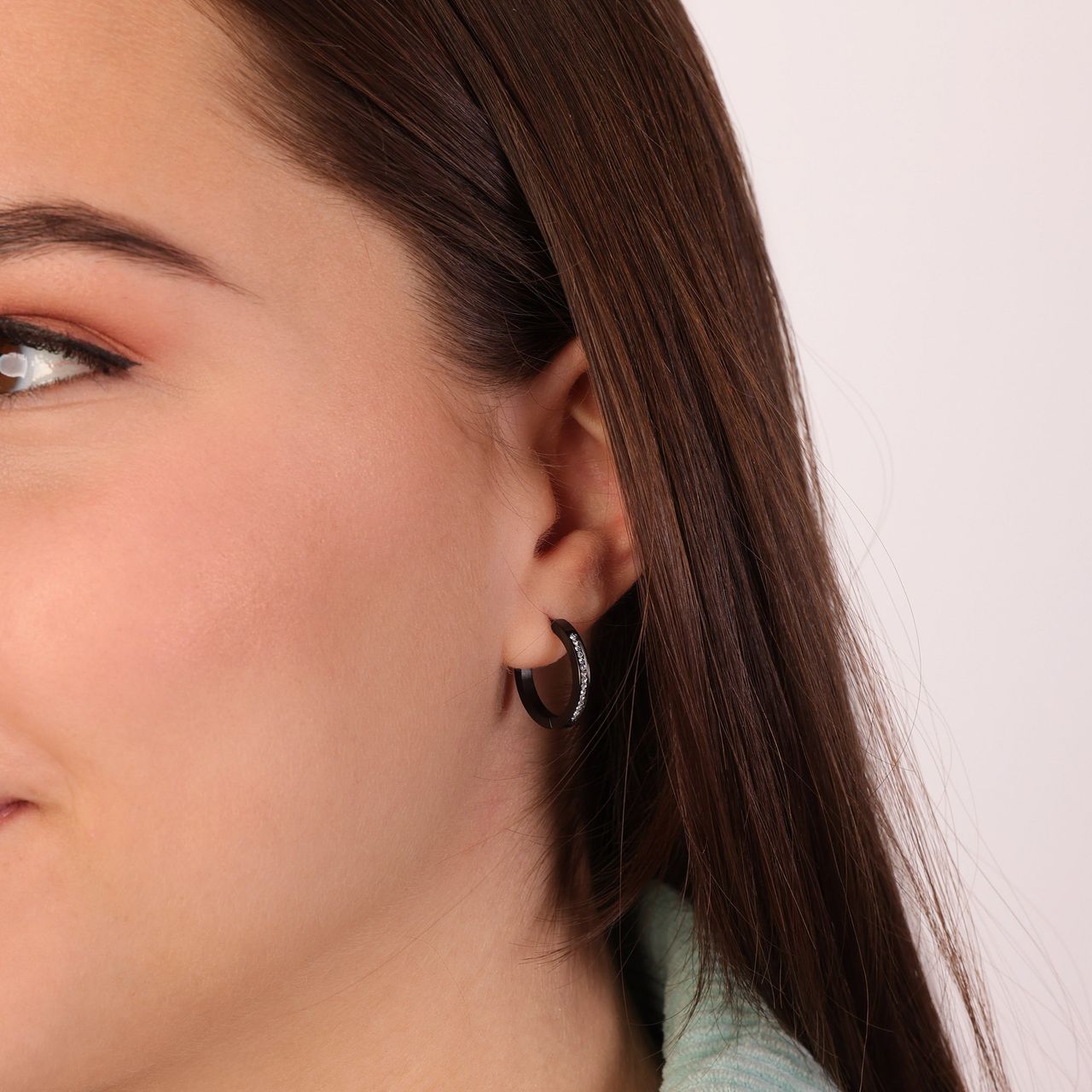 Gerecycleerd stalen oorbellen blackplated met kristal