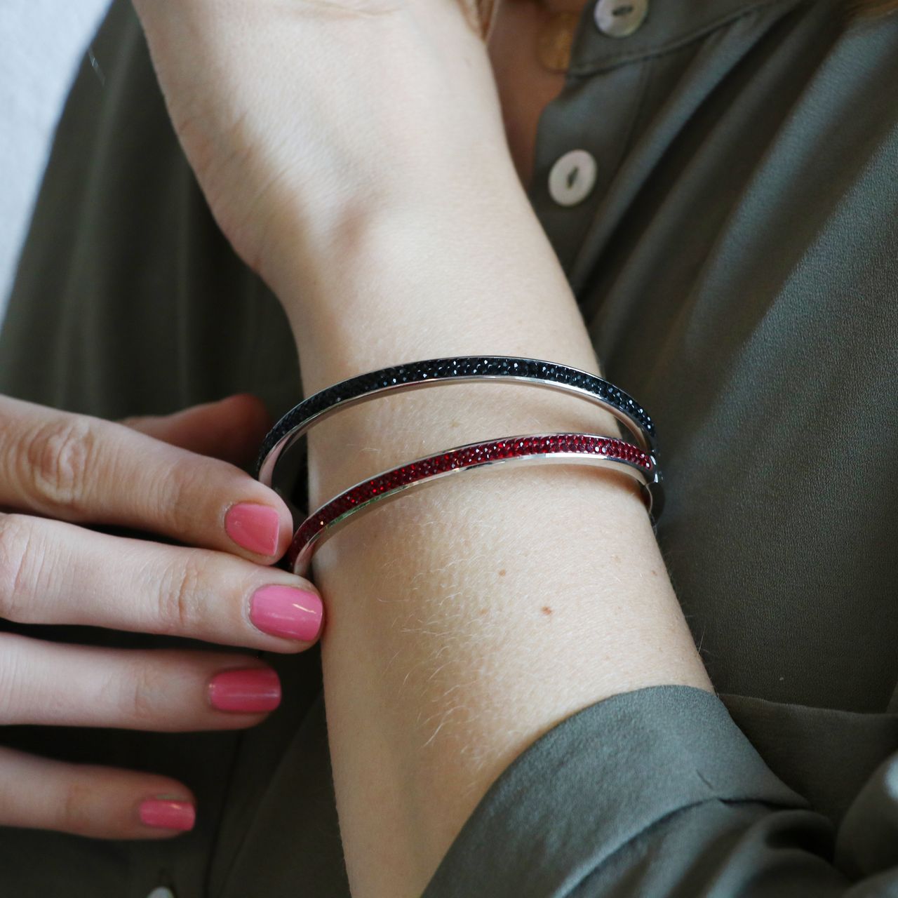 Gerecycleerd stainless steel armband met siam kristal