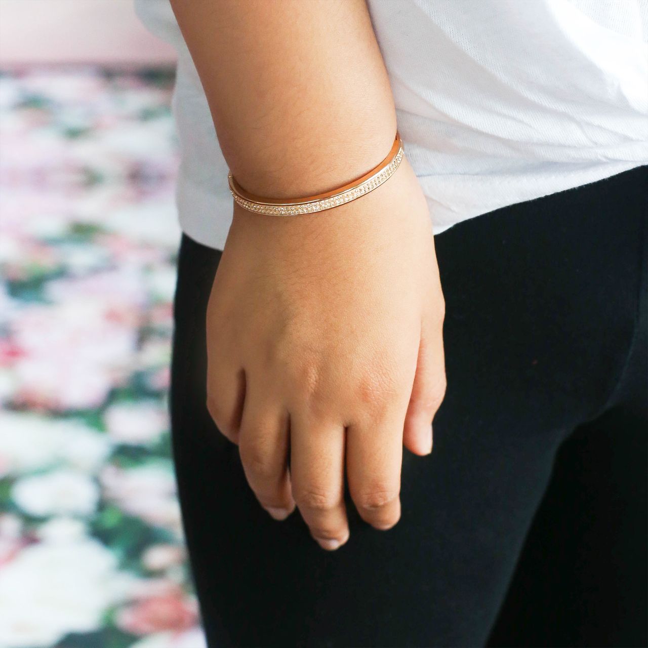 Stainless steel roséplated kinderarmband bangle met kristal