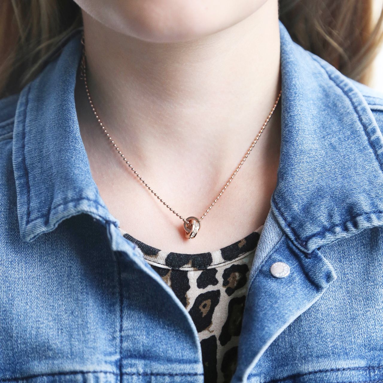 Stalen roséplated kinderketting met hanger met peach kristal