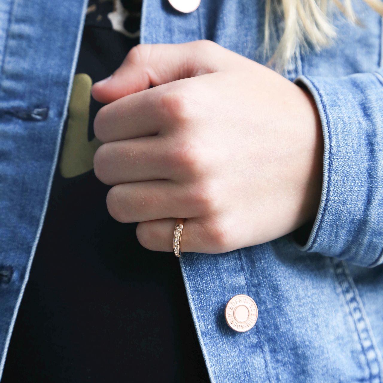 Stalen roséplated kinderring met kristal