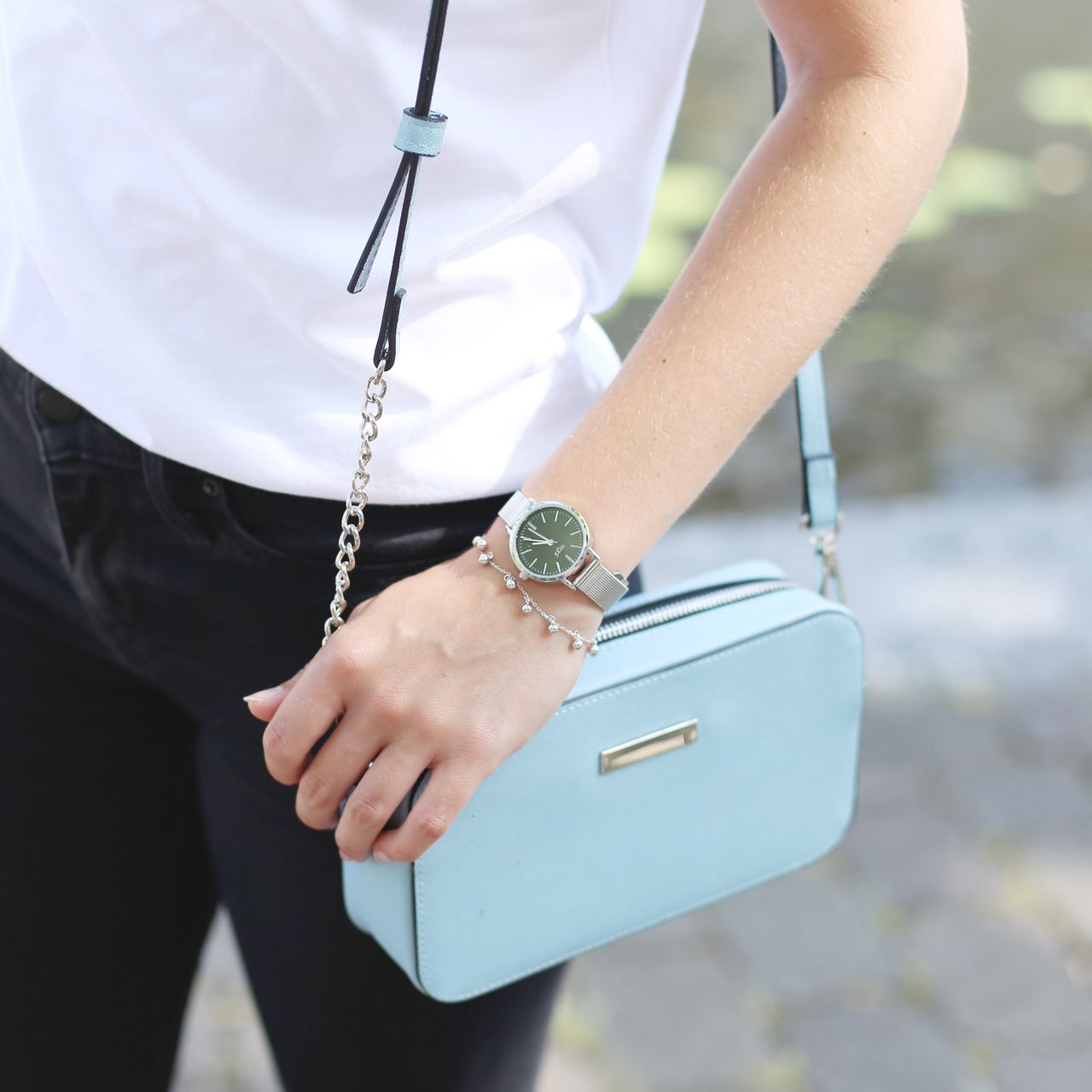 Hellblaue Schultertasche