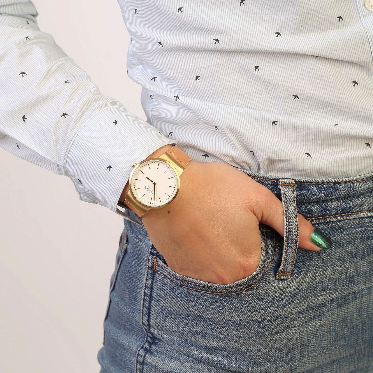 Icon of Sweden Armbanduhr mit einem braunen Lederband