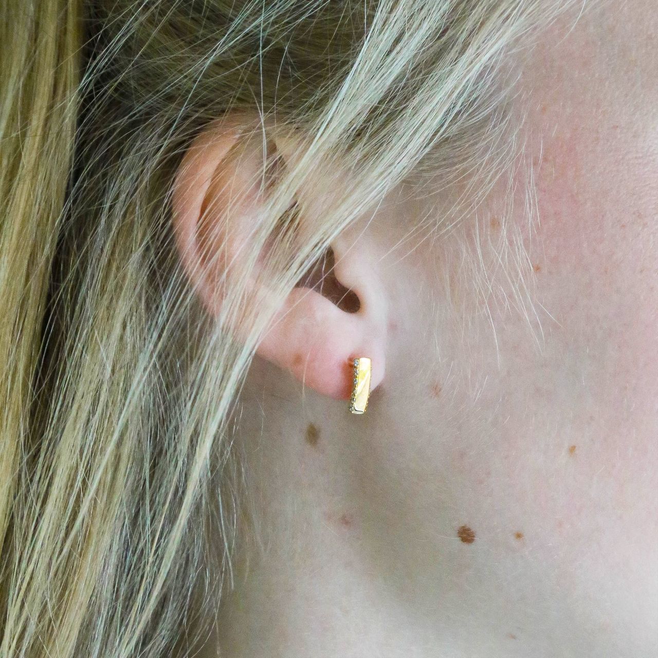 Goldplated oorbellen bar met zirkonia