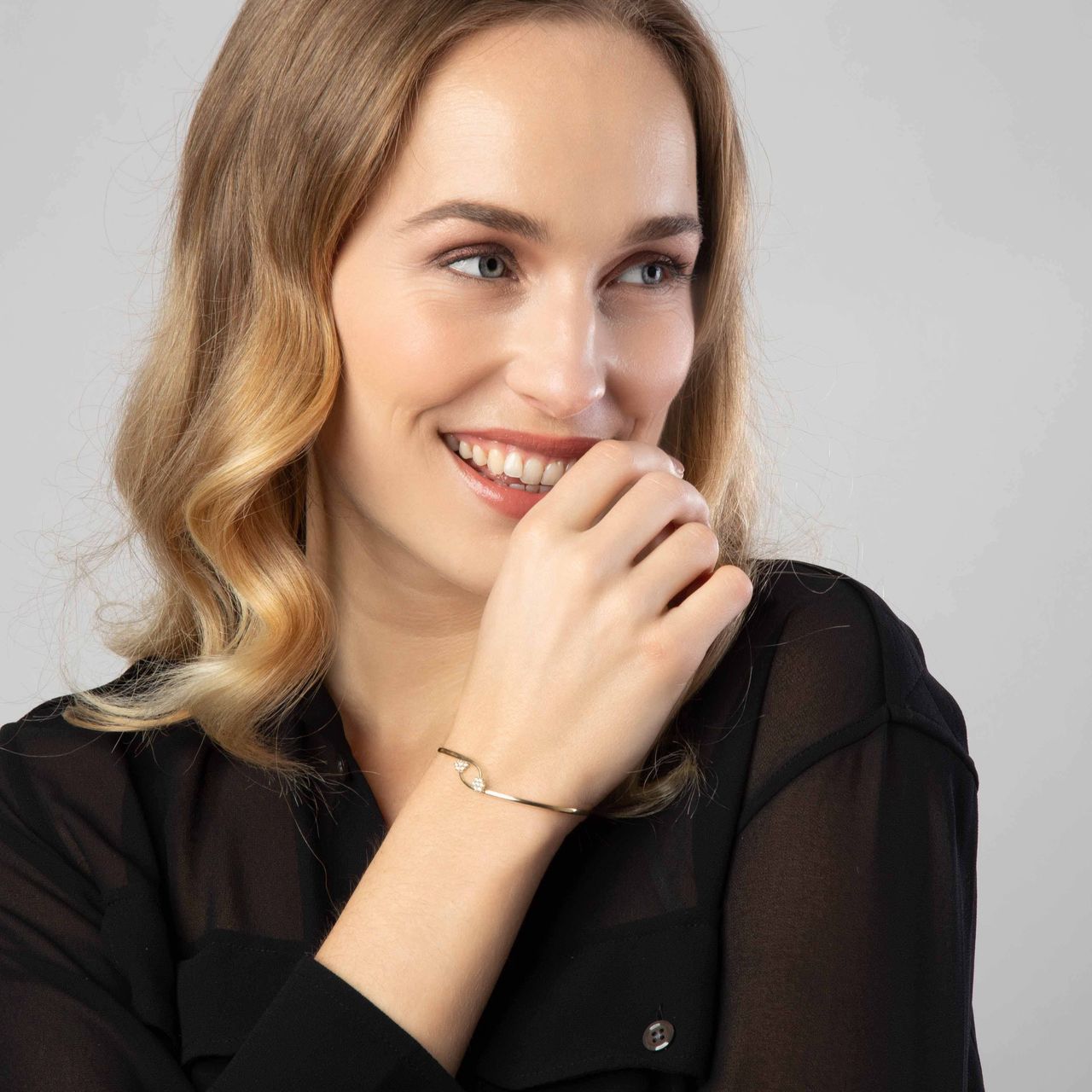 Armreif, 375 Gold, mit zwei Blumen und Zirkonia