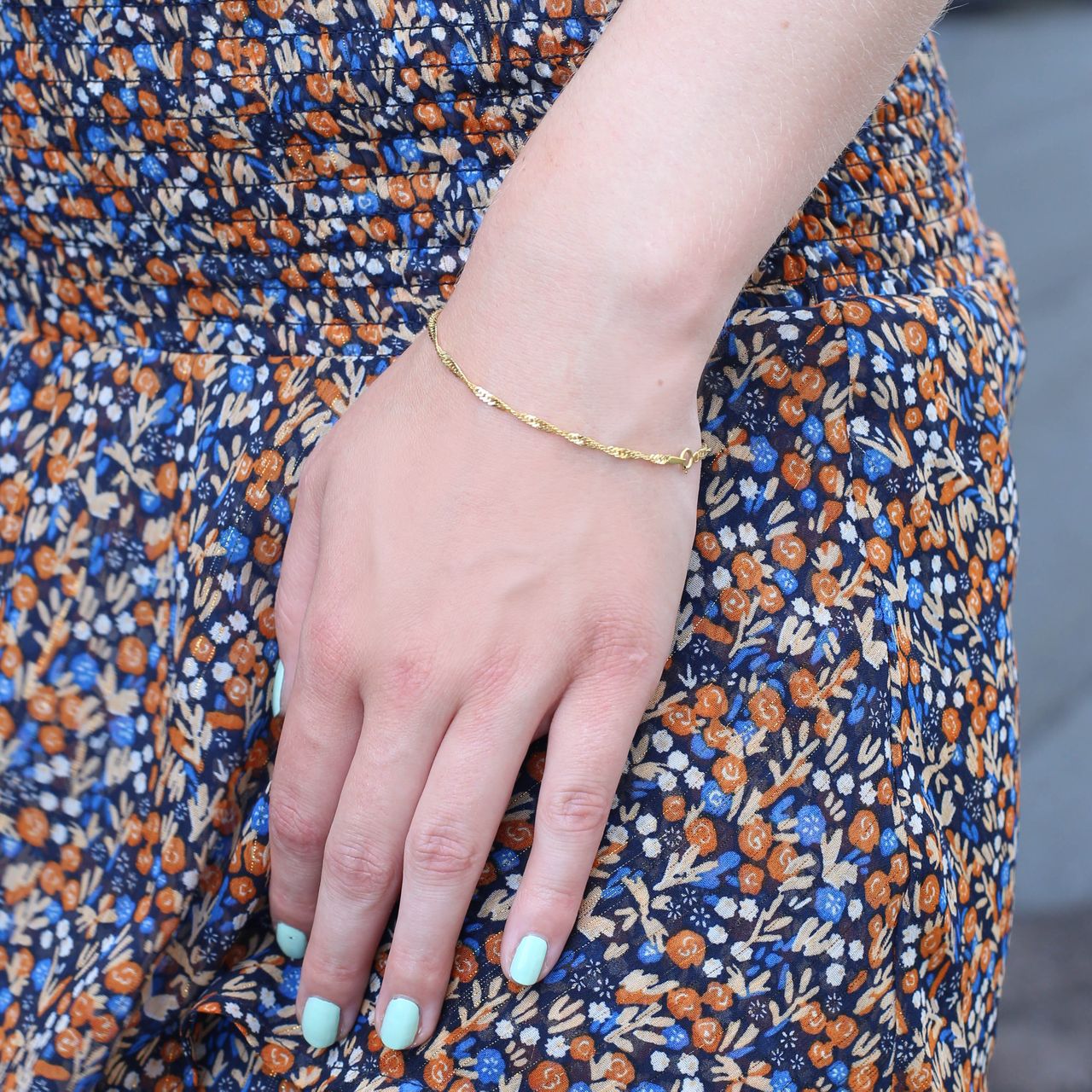 375 Gold gedrehtes Armband mit Gourmet-Gliedern und Diamantschliff