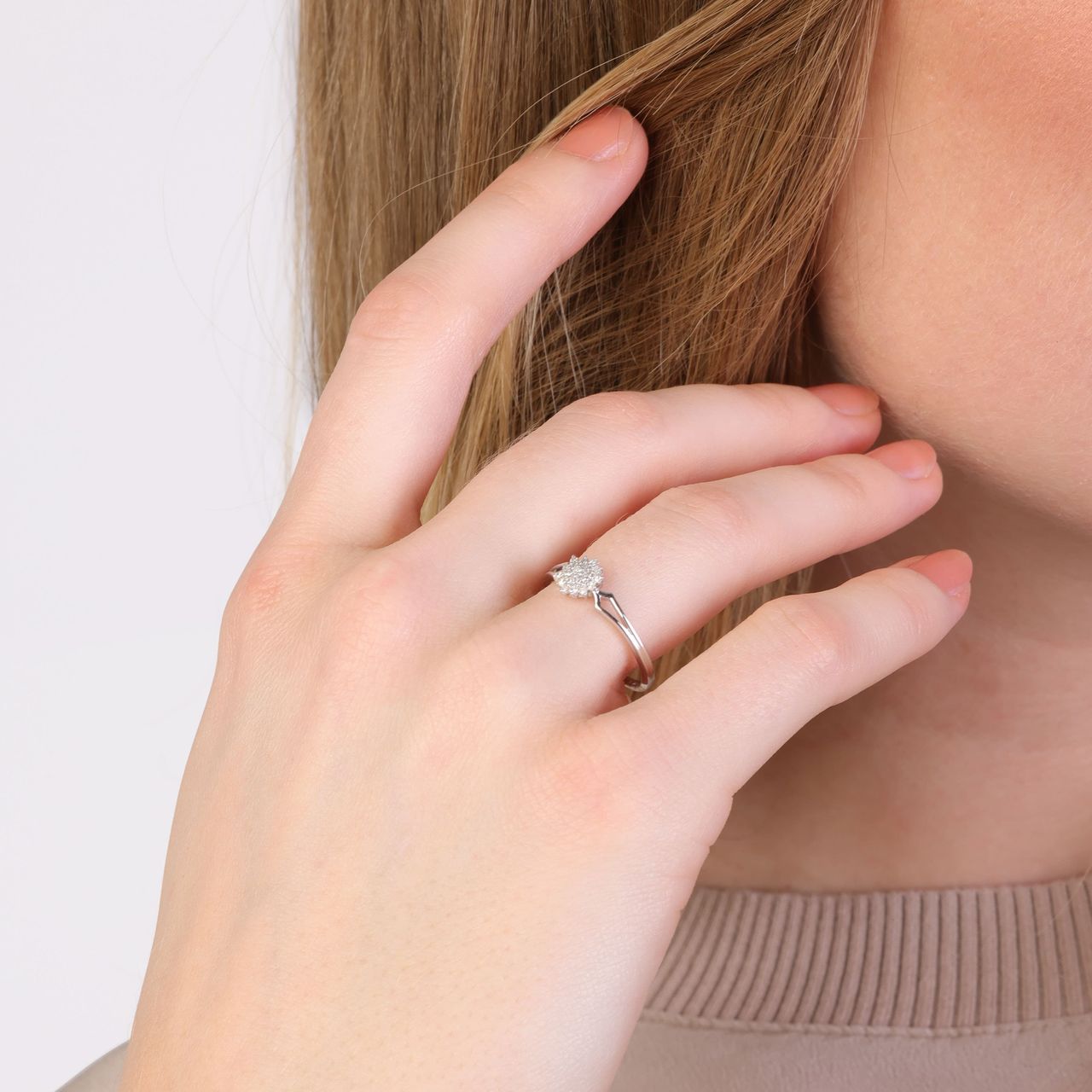 14 karaat witgouden ring entourage 19 diamanten 0,12ct
