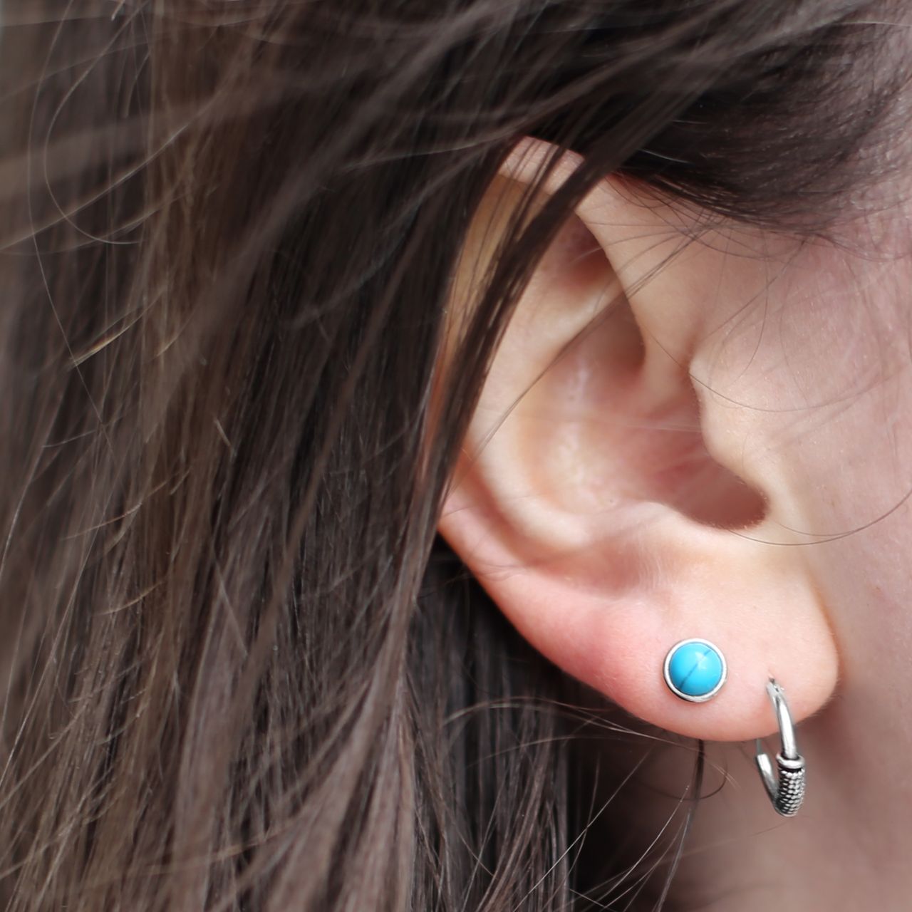 Zilveren oorbellen rond turquoise Bali